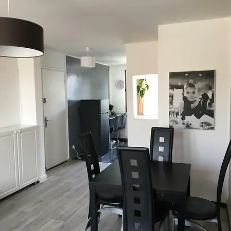 Deux Salon Parking Kindarena * Ρουέν